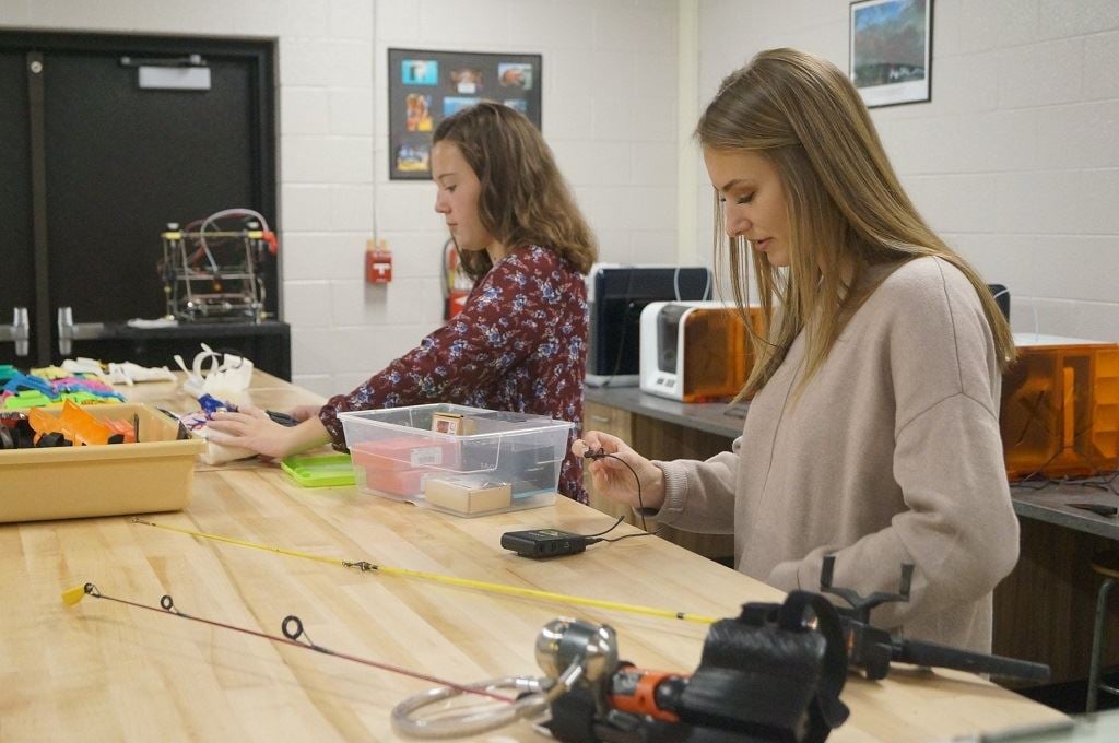  Students from the Stockbridge InvenTeam at work on The Ezra Project [Image: XYZprinting] 