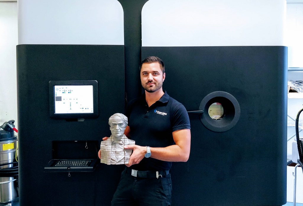  Oskar Zielinski with the 3D printed bust of Thomas Edison [Image: GE Additive] 