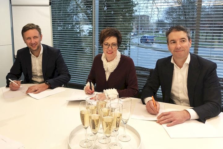  Additive Industries signing deal with partners [Source: Daan A.J. Kersten] 