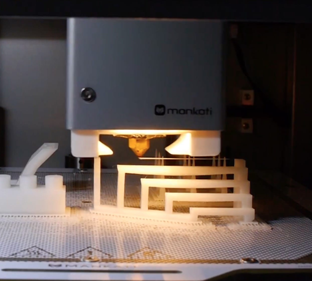  Check out the hot end nozzle, where it is successfully printing a rather long bridge structure 