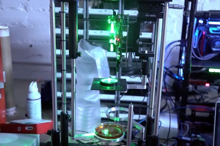  Volumetric 3D printing rig [Source: DAQRI] 