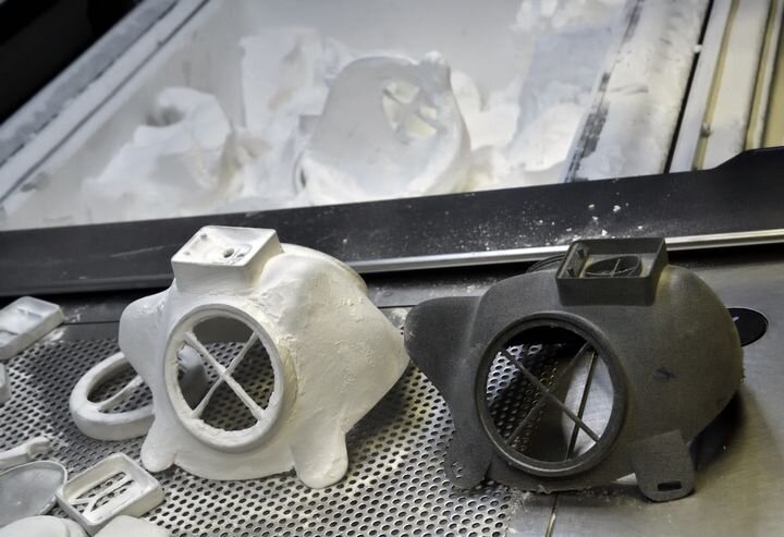 Freshly 3D printed parts for the RP95-3D respirator [Source: CIIRC]