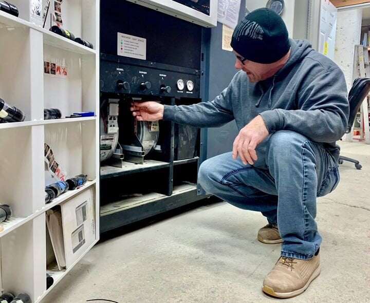  Equipment Maintenance Manager Jeff Stobbe inspecting the canister system on a Fortus 3D printer [Source: Fabbaloo] 