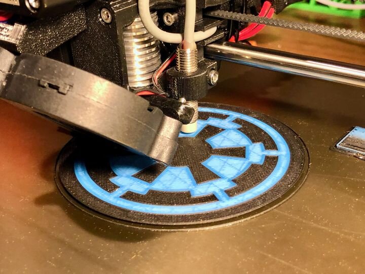  A happy Prusa MMU2S 3D printing a multicolor object without error [Source: Fabbaloo] 
