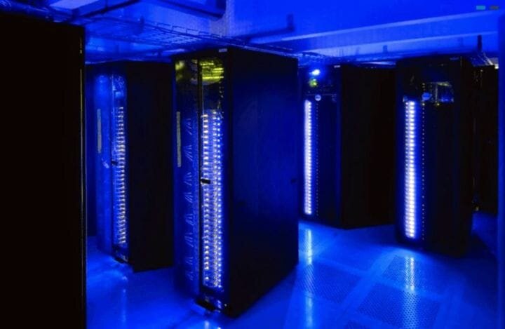  This is what you imagine HPC looks like—and in the big leagues of simulation, it does. High Performance Computing Lab, George Washington University. (Image courtesy of Rackspace.) 