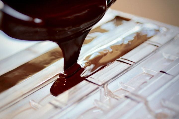  Pouring liquid chocolate [Source: oodaalolly] 