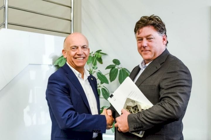  AdditiveNow Managing Director John Bolto makes a deal with Aurora Labs CEO David Budge [Source: Aurora Labs] 