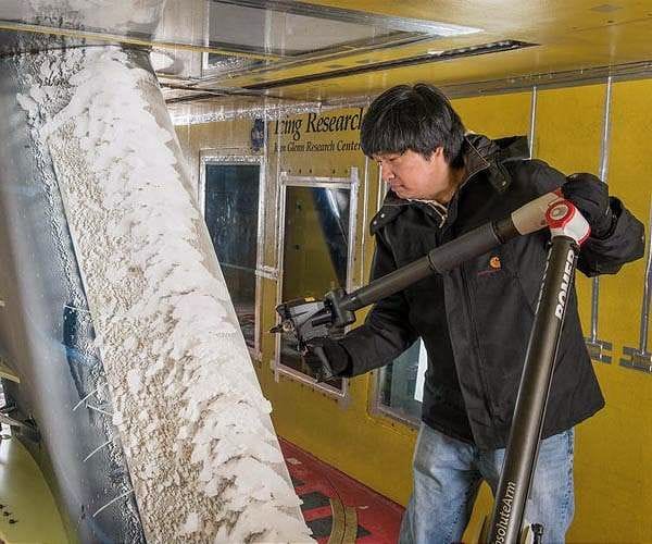  NASA contractor 3D scanning wing ice [Source: Space Daily] 