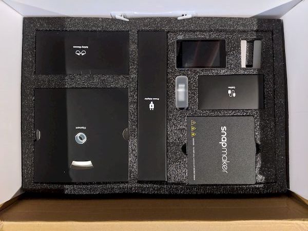  What’s inside the Snapmaker 3D printer kit box [Source: SolidSmack] 