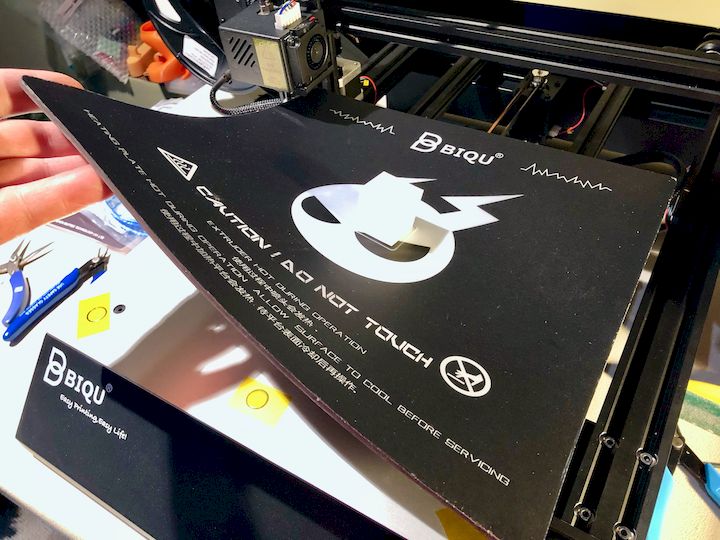  The BIQU Thunder desktop 3D printer’s flexible print surface [Source: Fabbaloo] 