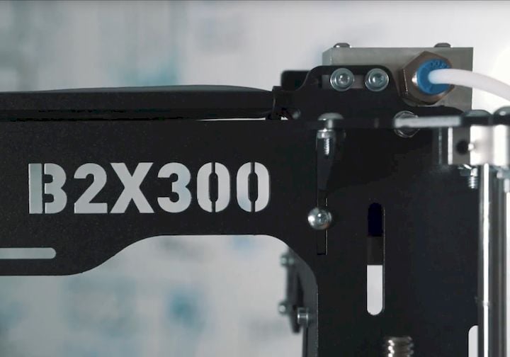  Top-mounted extruder motors on the new BEEVERYCREATIVE B2X300 [Source: BEEVERYCREATIVE] 