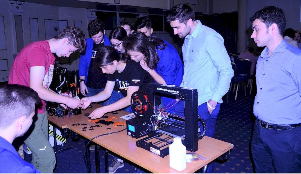  Students learning 3D printing hands on with the The 3DP Learning Management System 