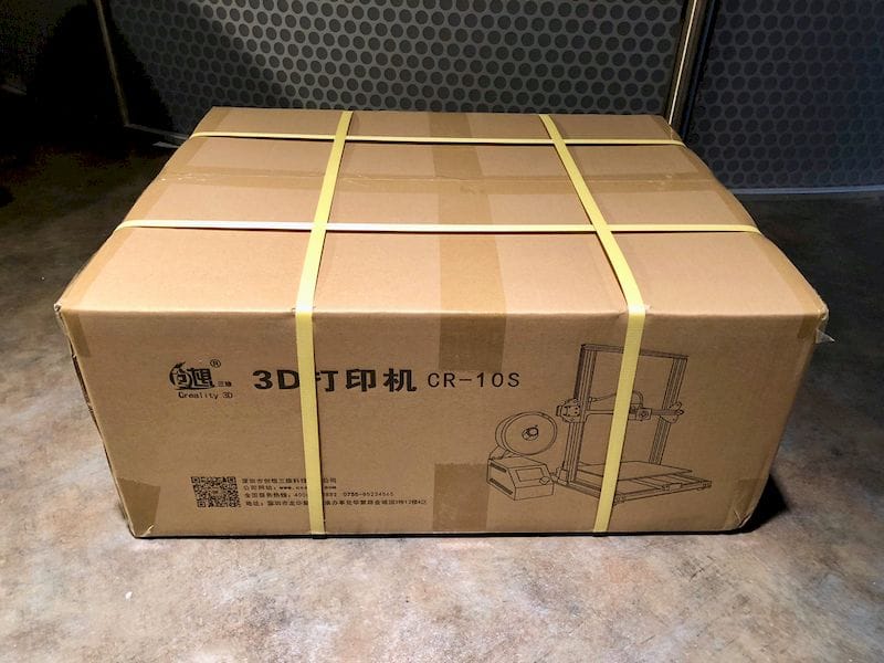  The relatively flat shipping box for the Creality CR-10S desktop 3D printer 