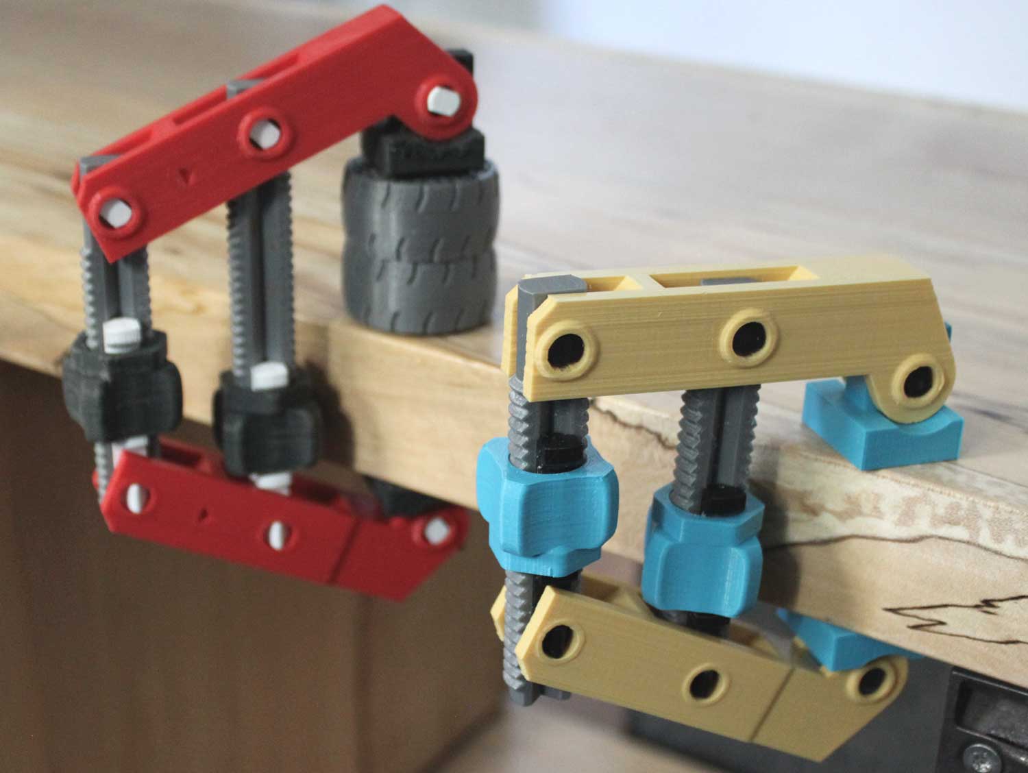  A 3D printed hand-screw clamp with the most unusual bolts 
