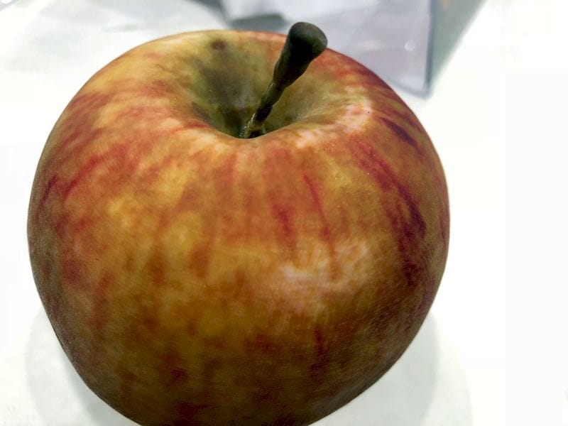 An ultra-realistic 3D printed apple made with Stratasys' GrabCAD VoxelPrint 