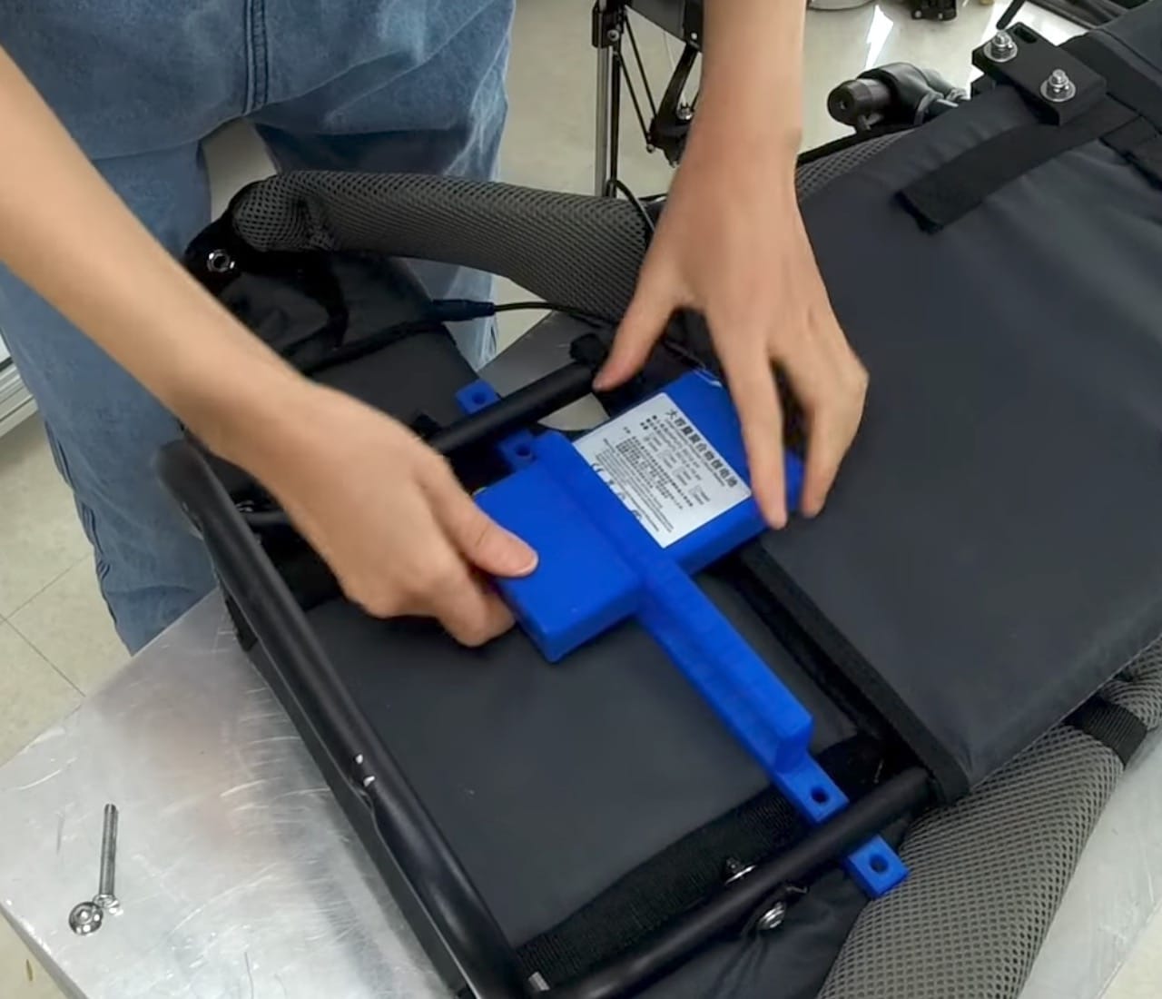  Mounting the batteries in the wearable 3D printer harness 