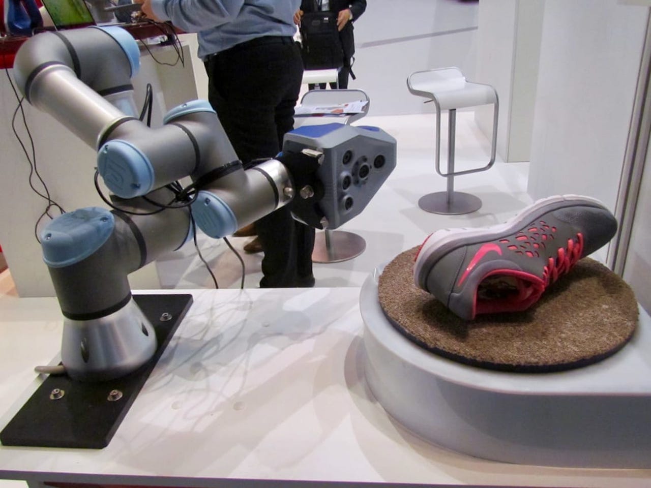  A robotic 3D scanner capturing a 3D shoe shape 