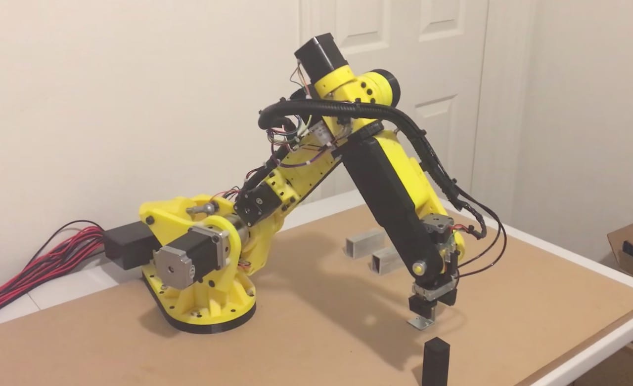  A 3D printed six-axis robot arm 