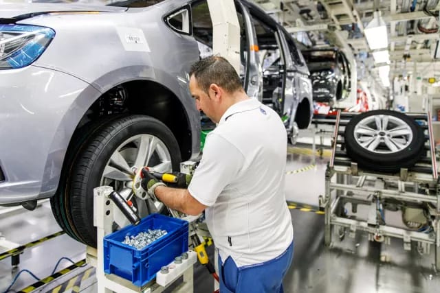  A Volkswagen Autoeuropa shop floor employee using a 3D-printed manufacturing aid made with an Ultimaker 3D printer. (Image courtesy of Ultimaker.) 