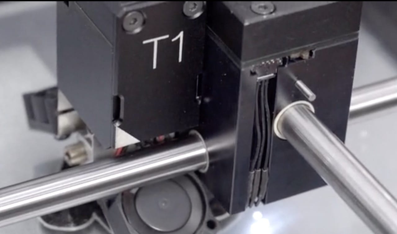  The BS210's slide parking head system, showing extruder T1 currently attached on the left side 