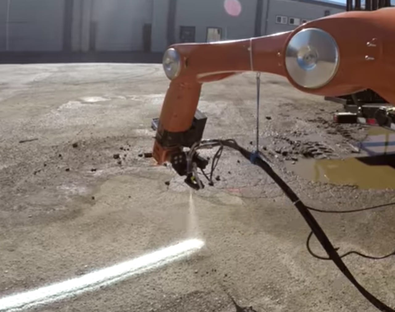  MIT's 3D printed building concept involves a Kuka robot arm spraying material directly on the surface 