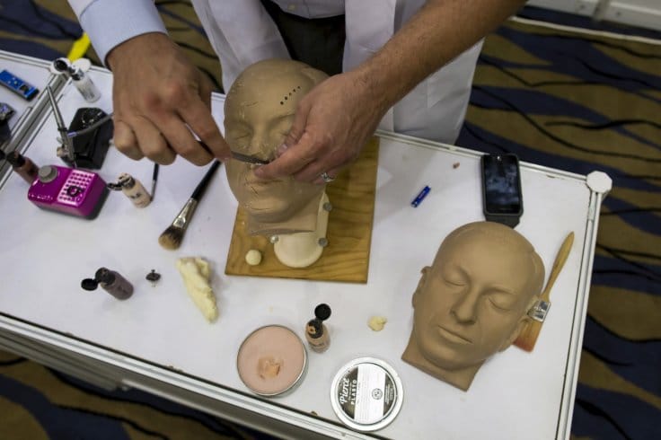  Reconstructing the face of a human corpse 
