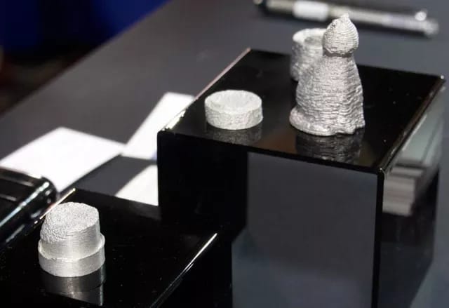  Prints demonstrating experiments with cool beds (right) and heated beds (left). The print on the left has been post-processed for a smoother finish. (Image courtesy of the author.) 