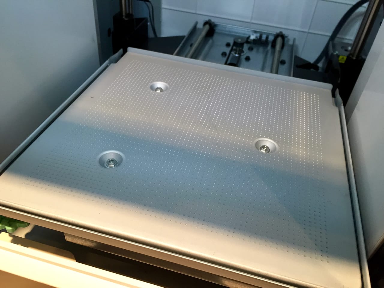  The heated build plate of the Sindoh DP201 desktop 3D printer where the magnetic surface attaches 