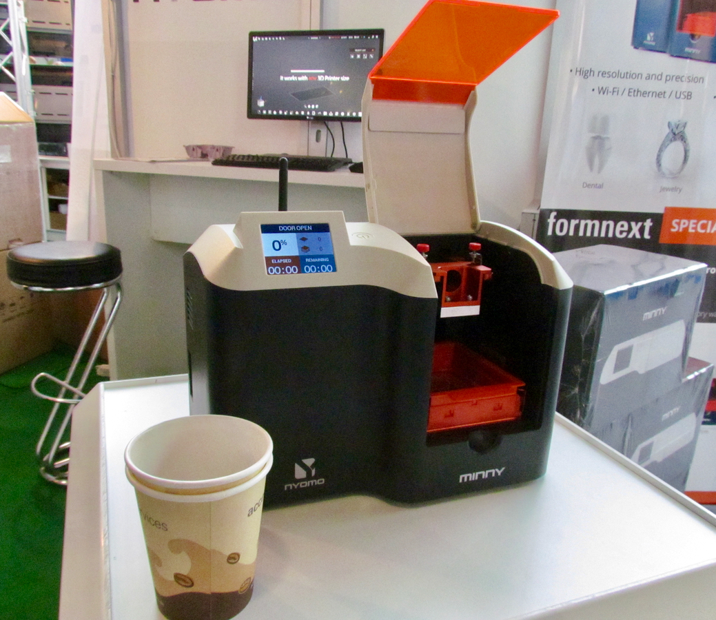  Having a coffee with Nyomo's Minny desktop 3D printer 