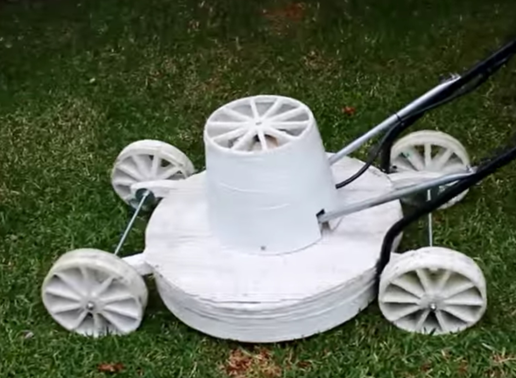  A functioning lawnmower produced on the Cheetah 2 large format 3D printer 