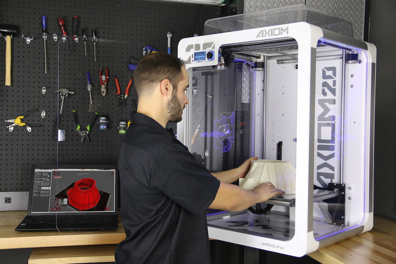  Using the massive AXIOM 20 desktop 3D printer 