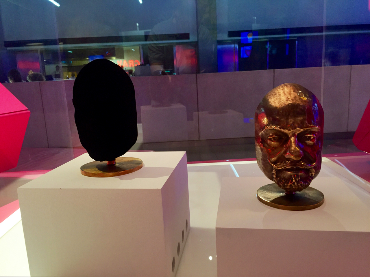  Two identical metal sculptures, one coated with Vantablack, the world's darkest material 