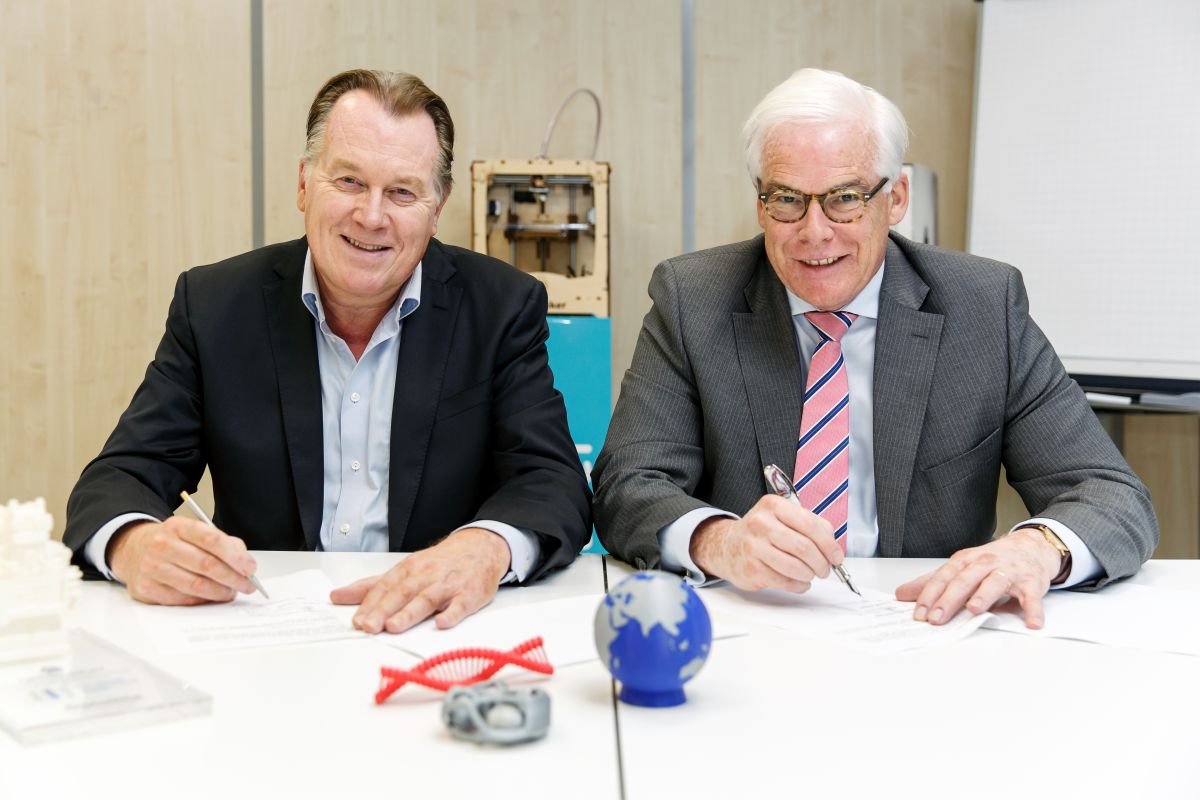  Ultimaker CEO Jos Burger signing the agreement 