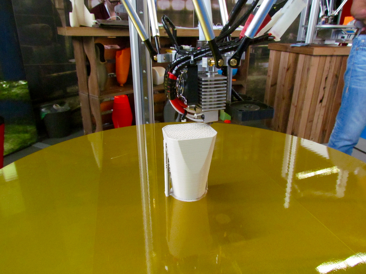  A Deltatower 3D printer producing an object 