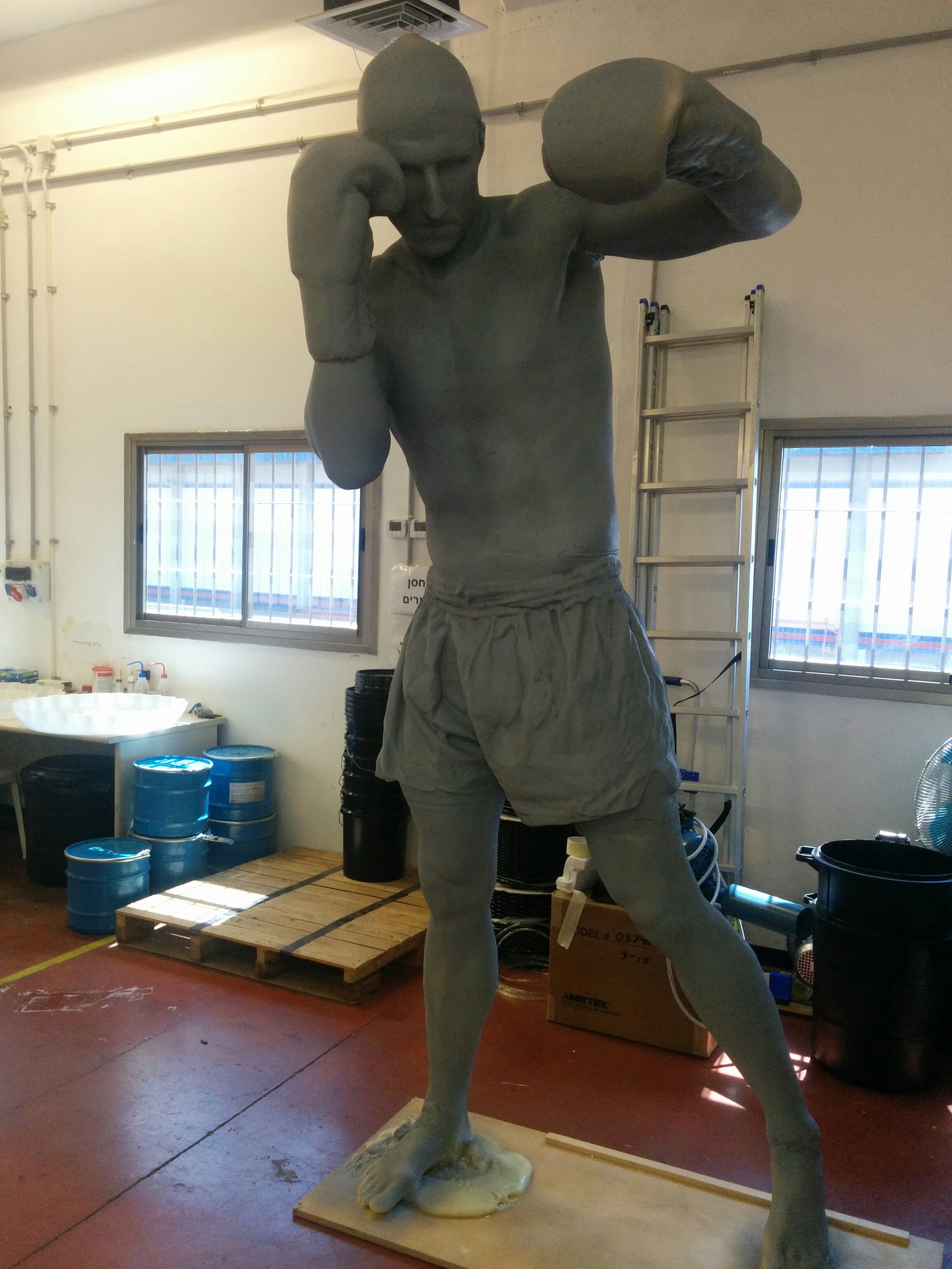  A full-size boxing figurine 3D printed on Massivit's large-format 3D printer 