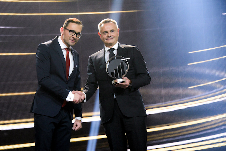  Zortrax CEO Rafal Tomasiak receiving the Entrepreneur of the Year award from Ernst and Young 