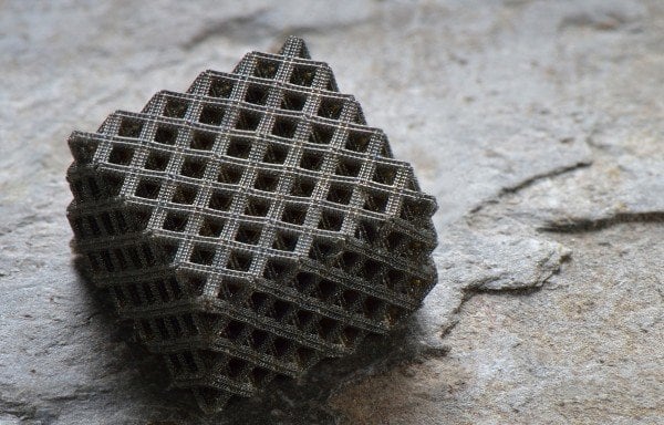  Researchers have developed hierarchical metallic metamaterial with multi-layered, fractal-like 3-D architectures to create structures at centimeter scales incorporating nanoscale features. Credit: Jim Stroup/Virginia Tech 