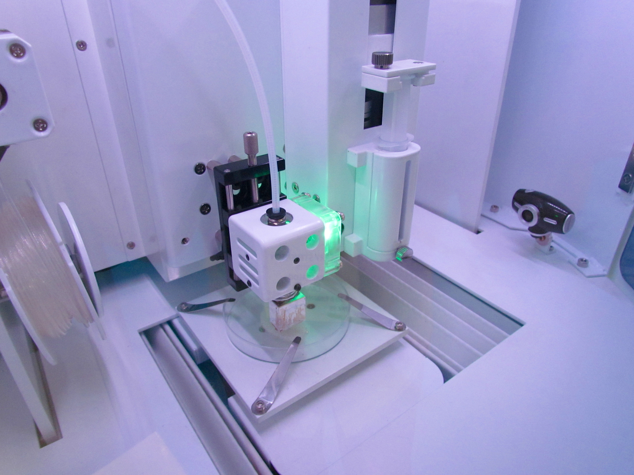  The dual extruders on the ROKIT Invivo 3D bioprinter 