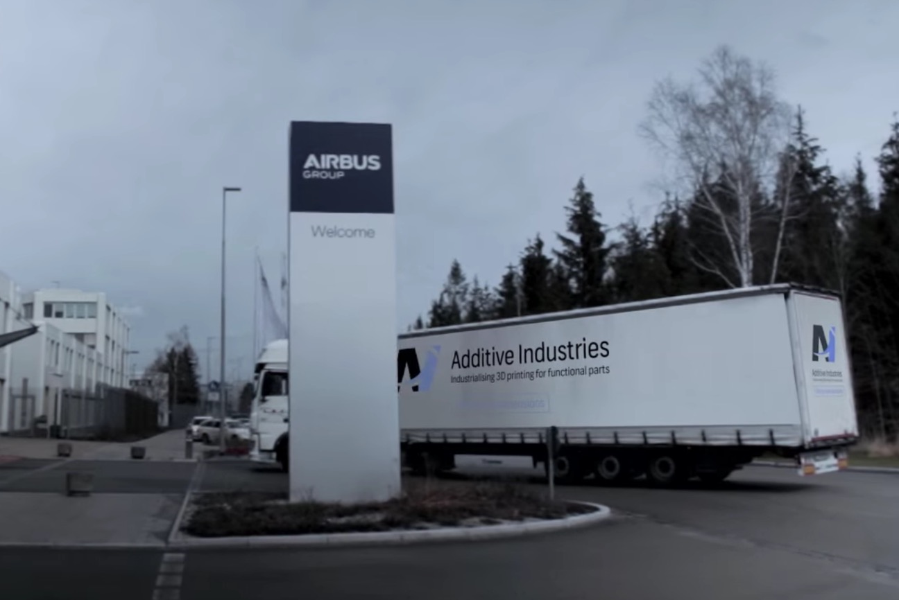  Additive Industries' MetalFAB1 arriving at Airbus APWorks site 