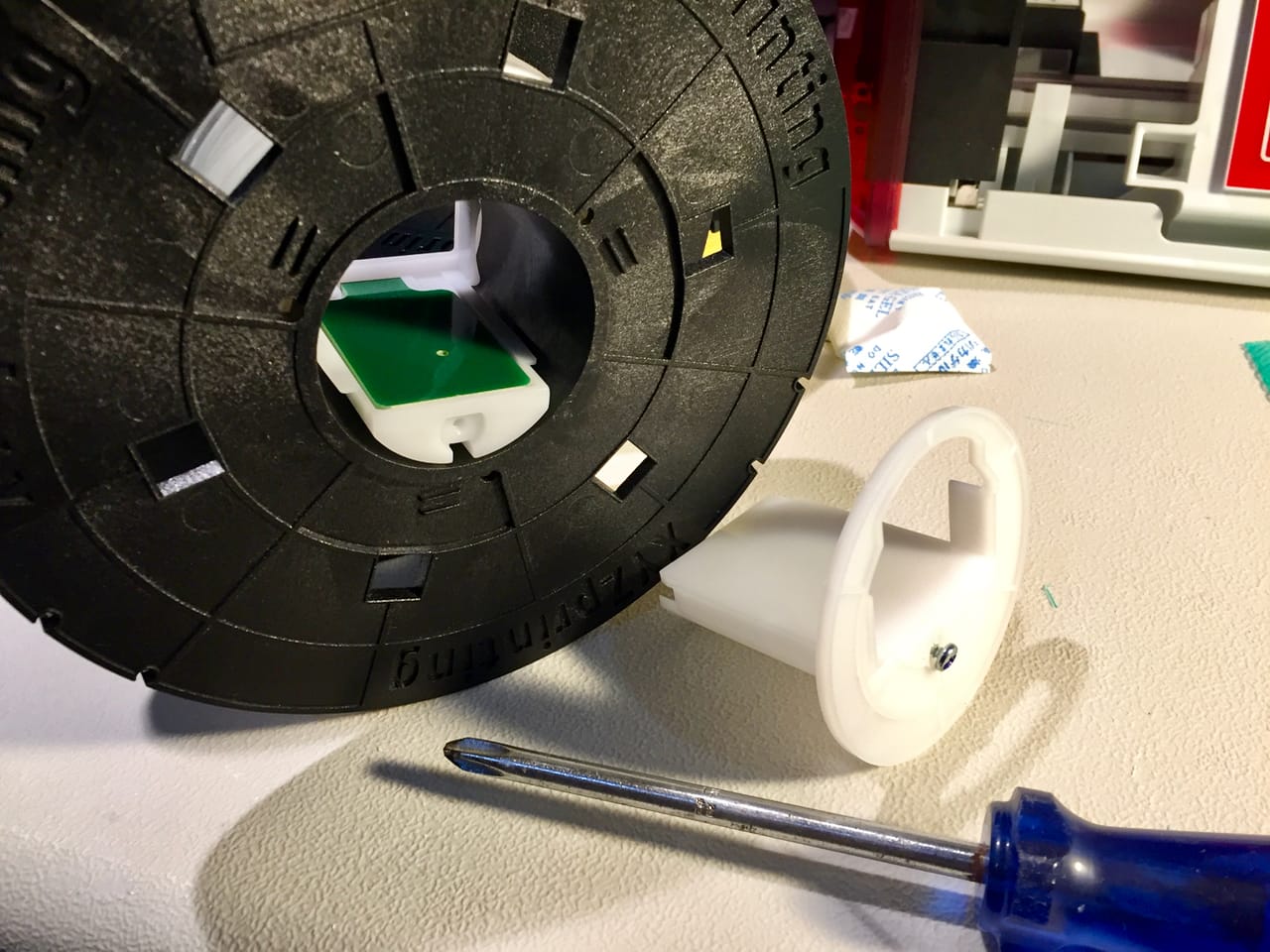  Installing the electronic chip on a filament spool for the da Vinci Jr. 2.0 Mix 