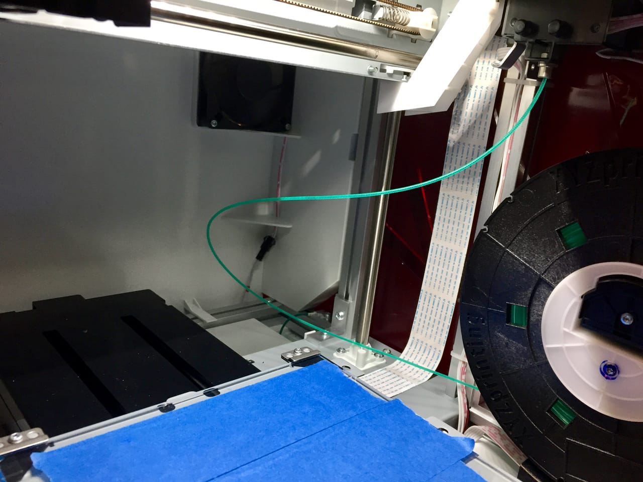  The da Vinci Jr. 2.0 Mix strangely unloads lengths of filament into its build chamber 