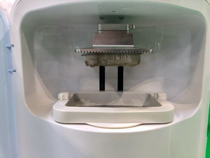  Inside the tidy RayDent Studio dental 3D printing system. Easy to clean! [Source:: Fabbaloo] 