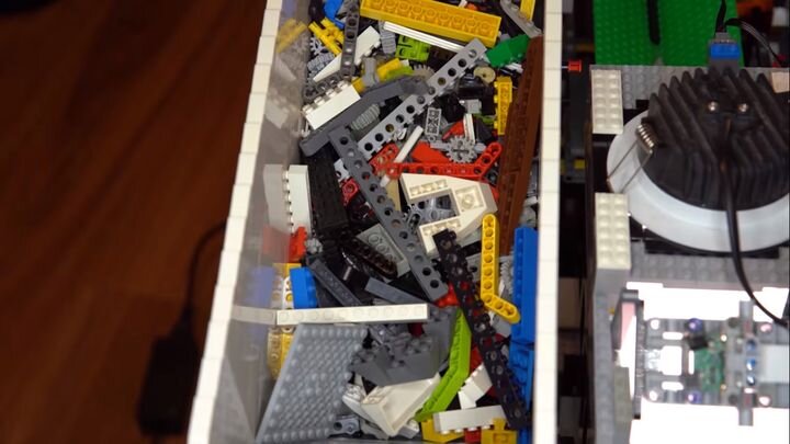  A LEGO-sorting machine [Source: SolidSmack] 